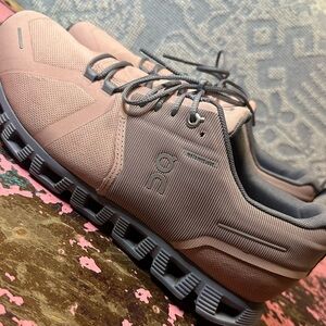 ON CLOUDS 5 women’s waterproof shoes - rose fossil sz 11